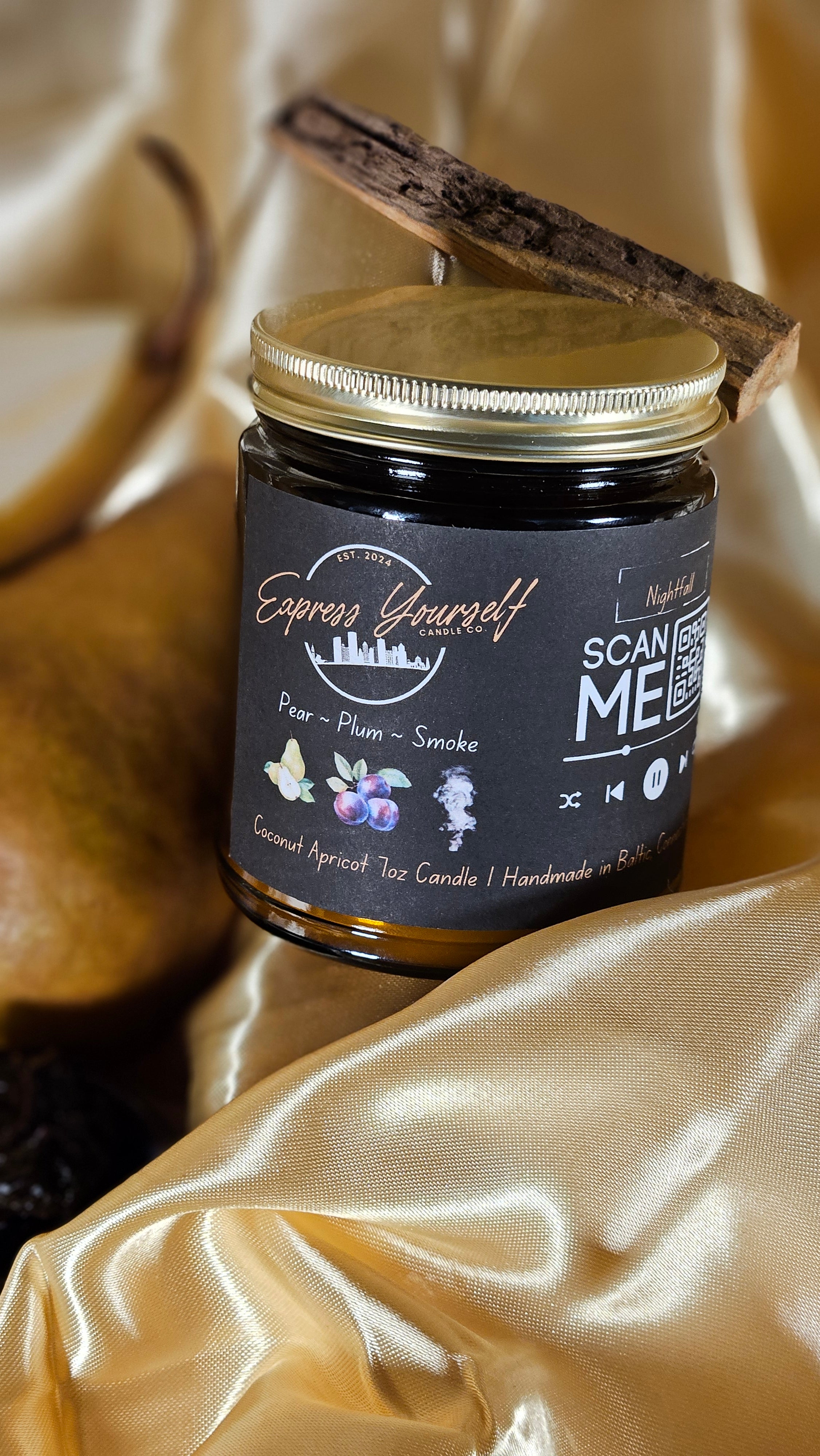 Handmade luxury pear scented candle for nighttime ambiance